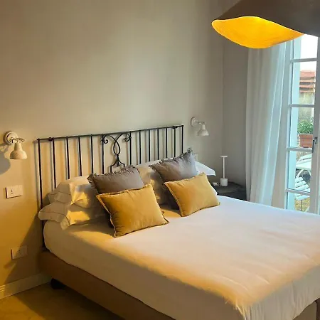 Lakeview Jonny House On The Roofs