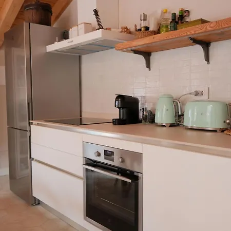 Lakeview Jonny House On The Roofs *