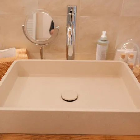 Lakeview Jonny House On The Roofs