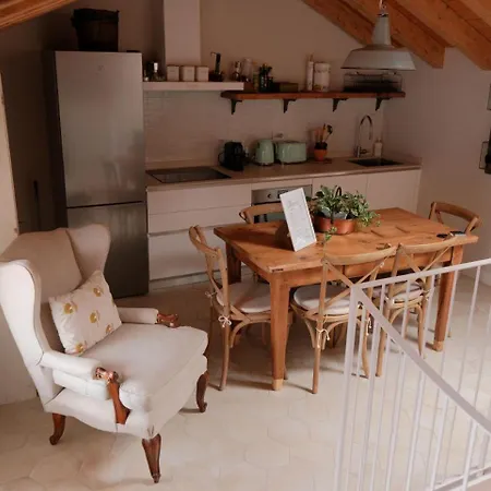 Lakeview Jonny House On The Roofs *