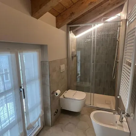 Lakeview Jonny House On The Roofs