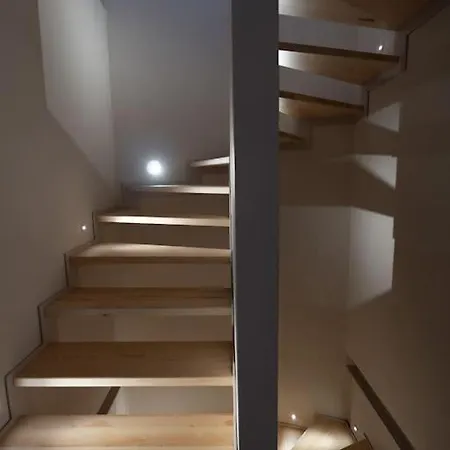 Lakeview Jonny House On The Roofs *