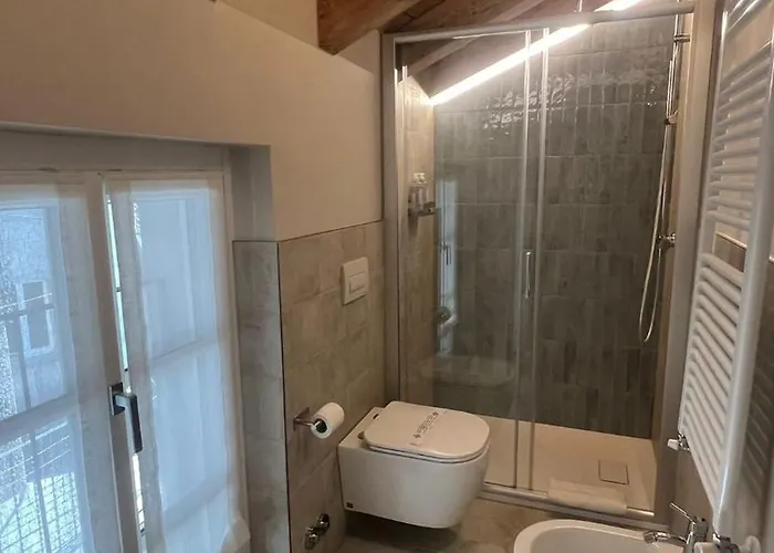 Lakeview Jonny House On The Roofs