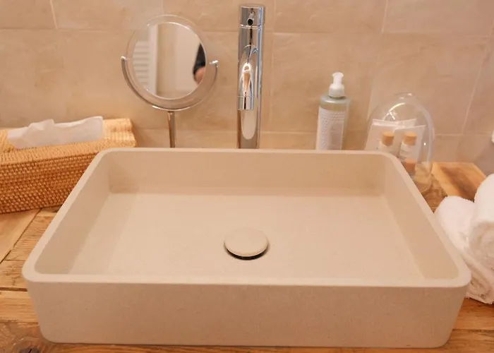 Lakeview Jonny House On The Roofs